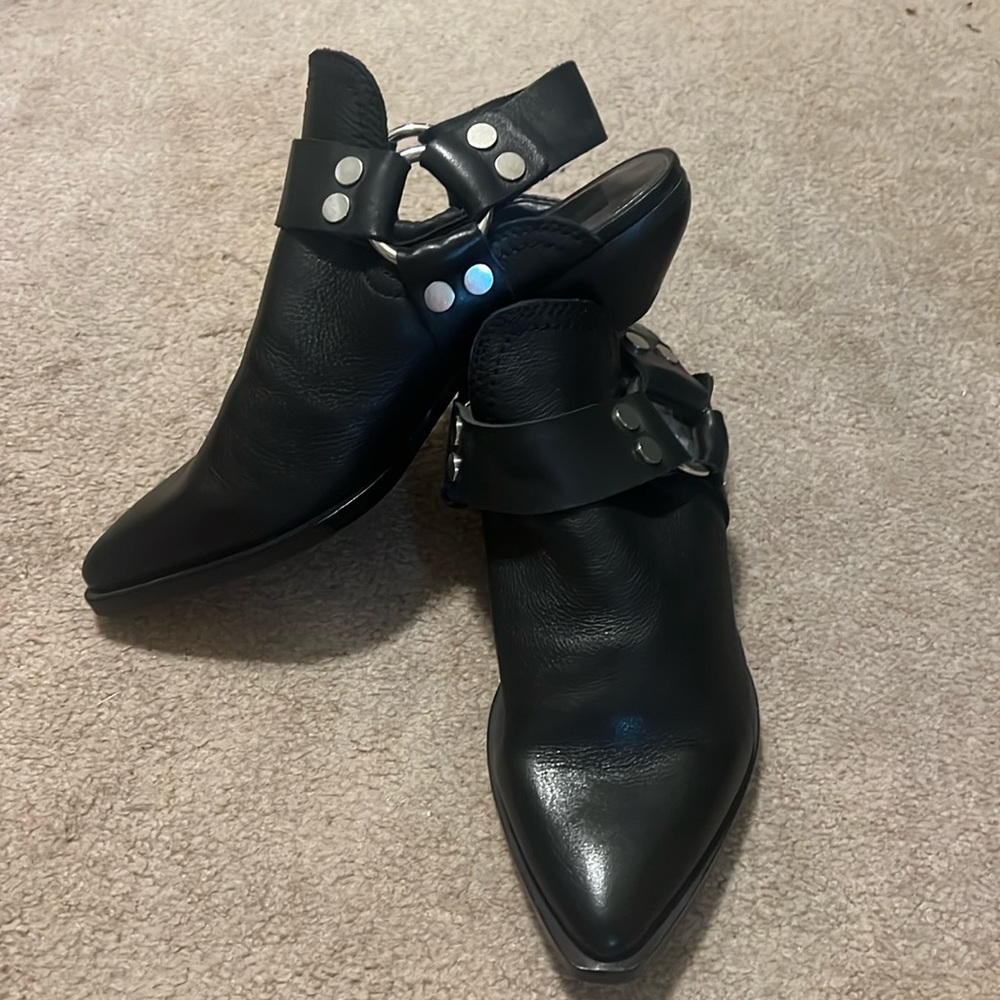 NEW Woman’s leather Dolce Vita slip size 7.5 NEW